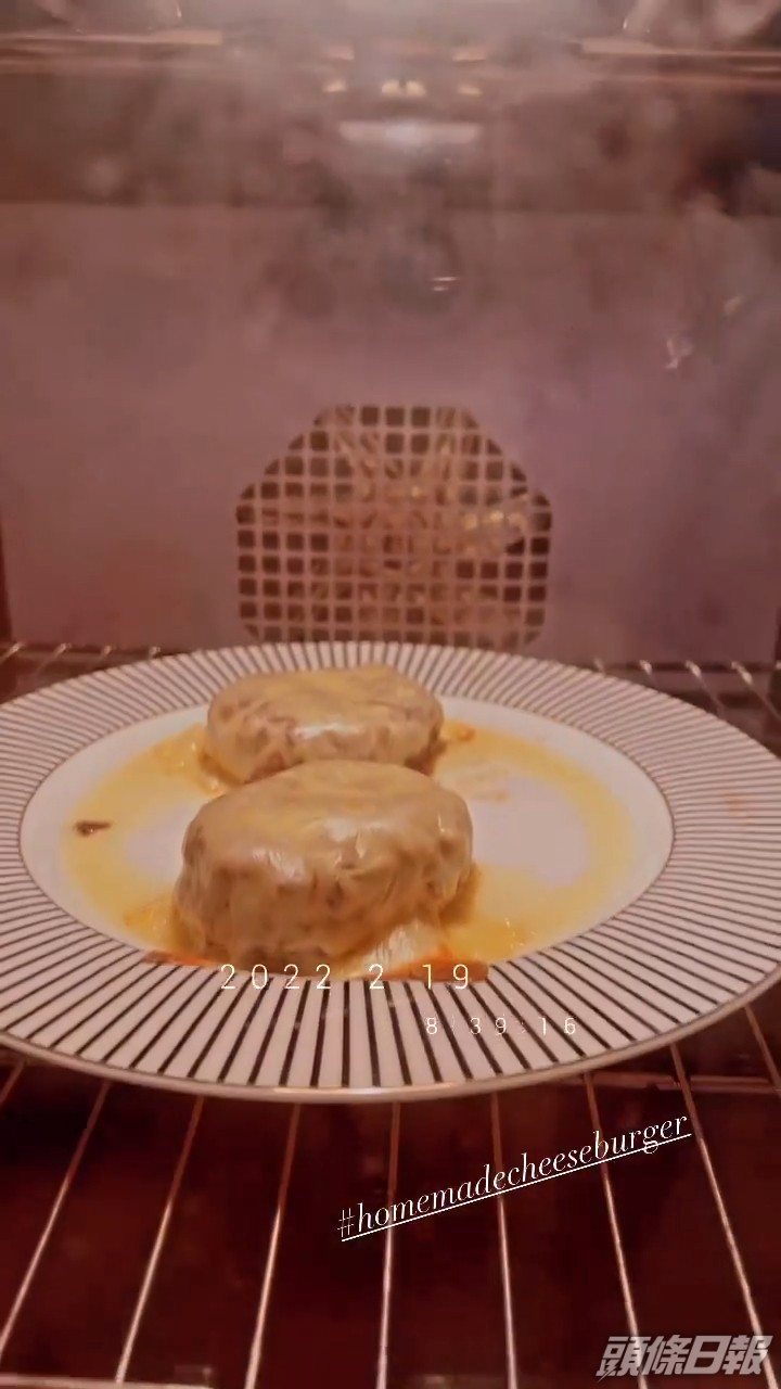 又自製漢堡包，相當開心。